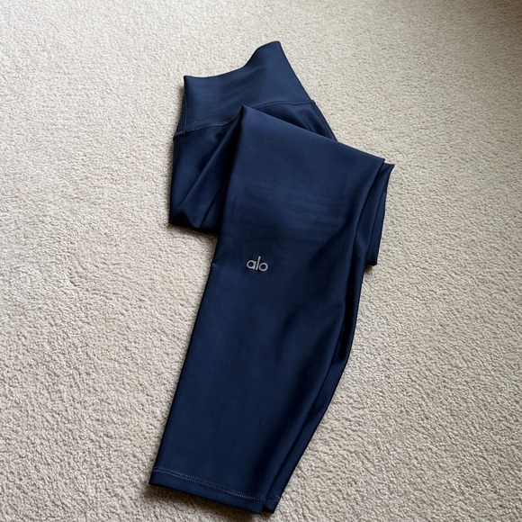 Excellent condition ALO 7/8 Airlift Leggings in Navy small - Picture 3 of 7